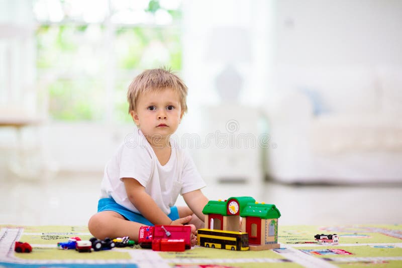 Niño jugando coches de juguete. niño con juguetes. niño y coche imágenes de archivo libres de regalías