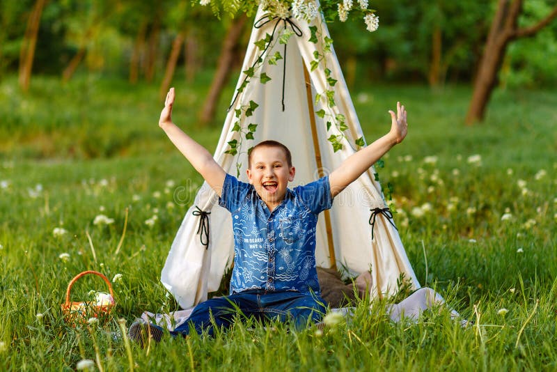 Niño, libertad, aire fresco de respiración en naturaleza