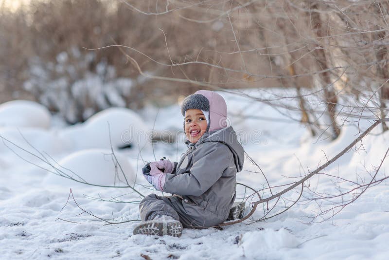 Niño lindo que juega con nieve imagenes de archivo Niño lindo que juega con nieve imagenes de archivo
