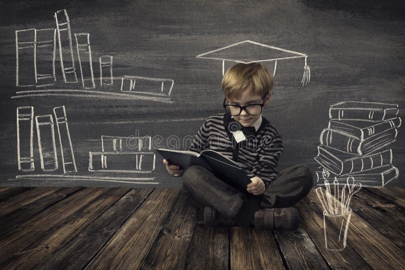 Niño Little Boy en libro de lectura de los vidrios sobre tablero del negro de la escuela imagen de archivo Niño Little Boy en libro de lectura de los vidrios sobre tablero del negro de la escuela imagen de archivo
