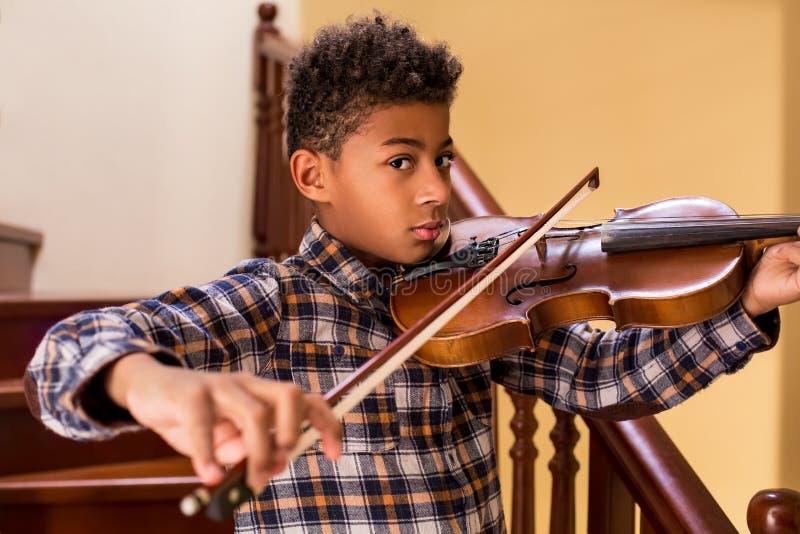 Niño negro que toca el violín fotos de archivo libres de regalías Niño negro que toca el violín fotos de archivo libres de regalías