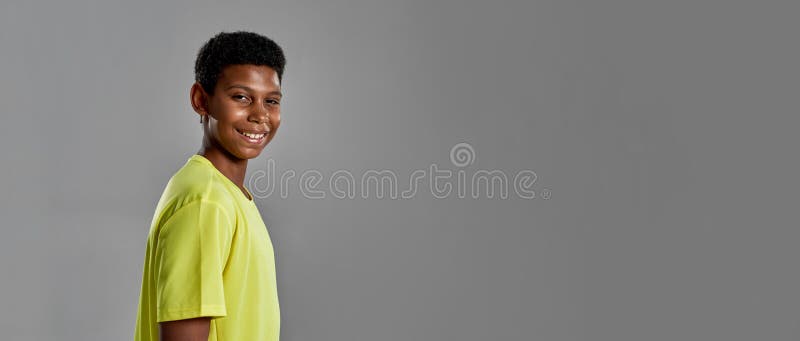 Niño negro sonriente mirando la cámara en el estudio fotos de archivo