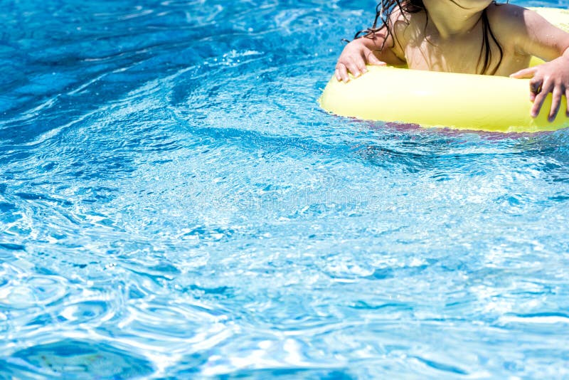 Niño no reconocible del niño en una piscina imagen de archivo Niño no reconocible del niño en una piscina imagen de archivo