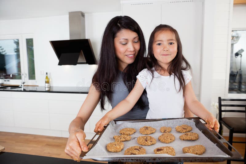 Niño orgulloso con las galletas crudas fotografía de archivo libre de regalías Niño orgulloso con las galletas crudas fotografía de archivo libre de regalías