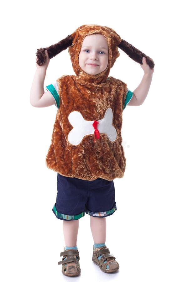 Adorable niño pequeño posando con un disfraz de cachorro foto de archivo