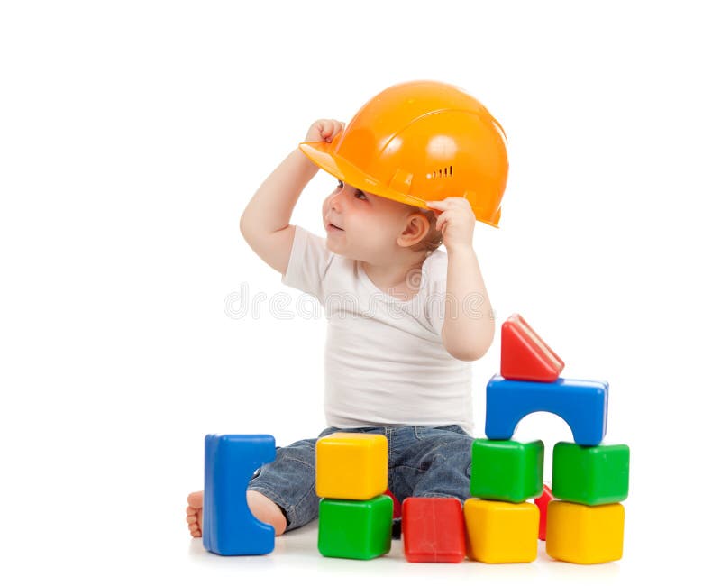 Niño pequeño con el sombrero duro y los bloques huecos