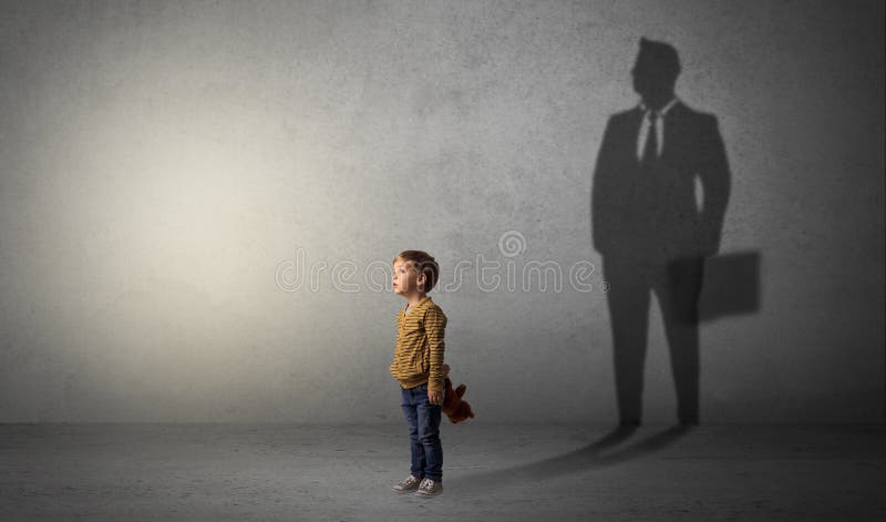 Niño Pequeño Con La Sombra Del Hombre De Negocios Foto De Archivo ...