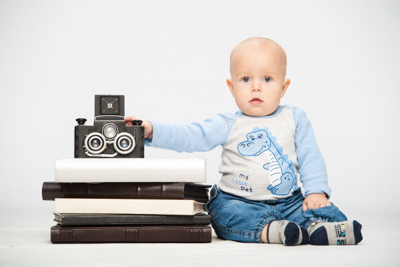 Niño pequeño con una cámara de la película imagen de archivo Niño pequeño con una cámara de la película imagen de archivo