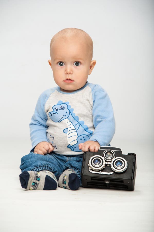 Niño pequeño con una cámara de la película imagenes de archivo Niño pequeño con una cámara de la película imagenes de archivo