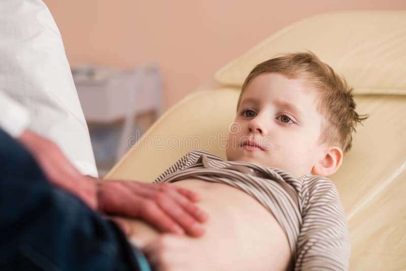 Niño pequeño en el chequeo médico foto de archivo Niño pequeño en el chequeo médico foto de archivo