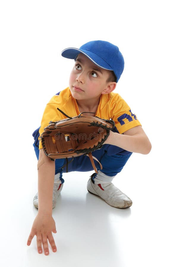 Niño pequeño en engranaje del T-ball del béisbol imagen de archivo Niño pequeño en engranaje del T-ball del béisbol imagen de archivo