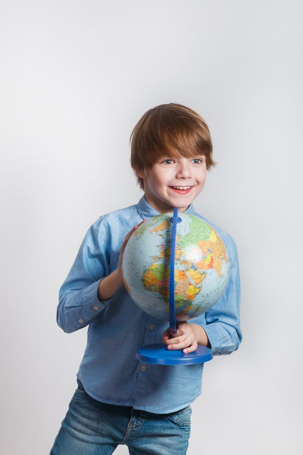 Niño pequeño feliz que sostiene el globo De nuevo a escuela y a tiempo feliz fotografía de archivo libre de regalías Niño pequeño feliz que sostiene el globo De nuevo a escuela y a tiempo feliz fotografía de archivo libre de regalías