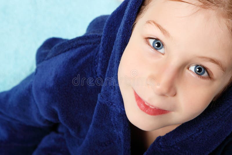 Niño pequeño hermoso después de ducha imagenes de archivo Niño pequeño hermoso después de ducha imagenes de archivo