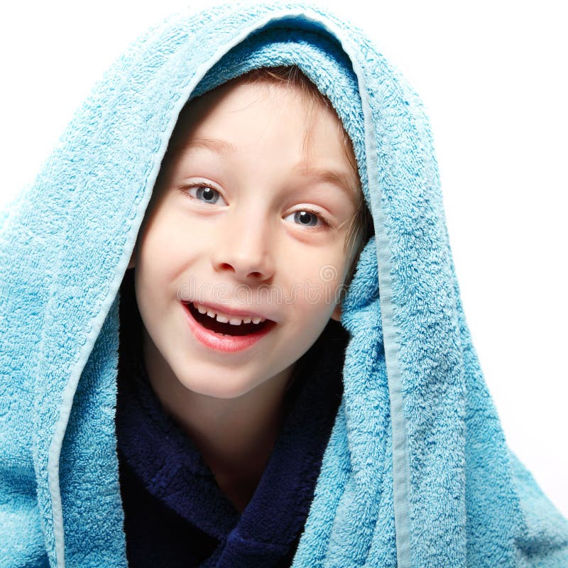 Niño pequeño hermoso después de ducha con la toalla de baño fotos de archivo Niño pequeño hermoso después de ducha con la toalla de baño fotos de archivo