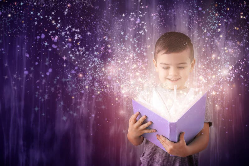 Niño pequeño lindo con el libro cerca de la pared del grunge imagenes de archivo Niño pequeño lindo con el libro cerca de la pared del grunge imagenes de archivo
