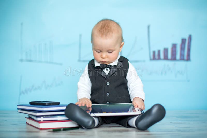 Niño pequeño lindo, vestido en el traje y el arco, hablando en el teléfono imagen de archivo libre de regalías Niño pequeño lindo, vestido en el traje y el arco, hablando en el teléfono imagen de archivo libre de regalías
