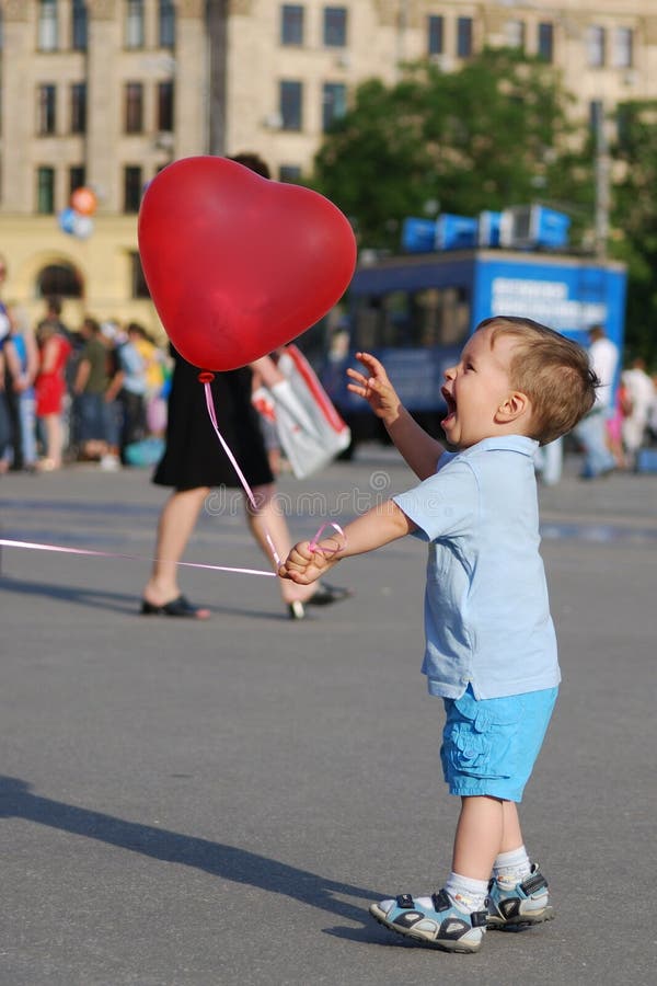 Niño pequeño que juega con el balón de aire imagen de archivo Niño pequeño que juega con el balón de aire imagen de archivo