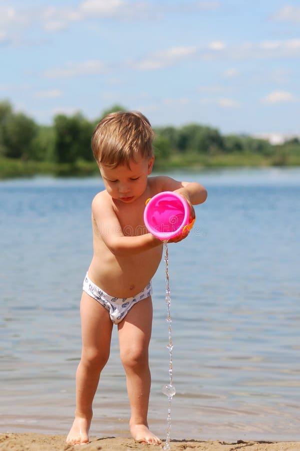 Niño pequeño que juega en la playa fotos de archivo Niño pequeño que juega en la playa fotos de archivo