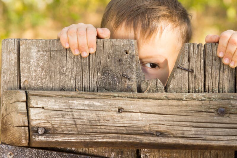 Niño pequeño que juega ojeada un abucheo imagen de archivo libre de regalías