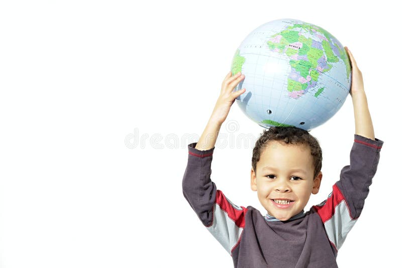 Niño pequeño que sostiene un globo foto de archivo libre de regalías Niño pequeño que sostiene un globo foto de archivo libre de regalías