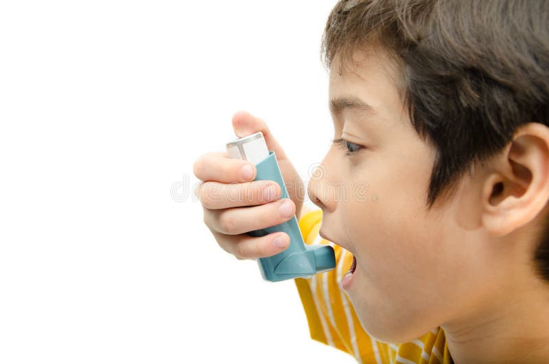 Niño pequeño que usa el inhalador del asma para respirar foto de archivo Niño pequeño que usa el inhalador del asma para respirar foto de archivo