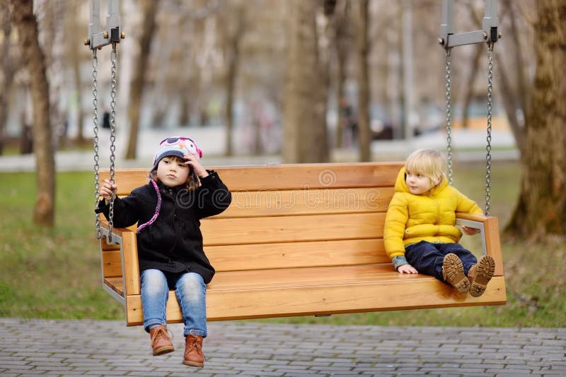 Niño pequeño y muchacha que se divierten en patio trasero de la guardería imagen de archivo libre de regalías Niño pequeño y muchacha que se divierten en patio trasero de la guardería imagen de archivo libre de regalías