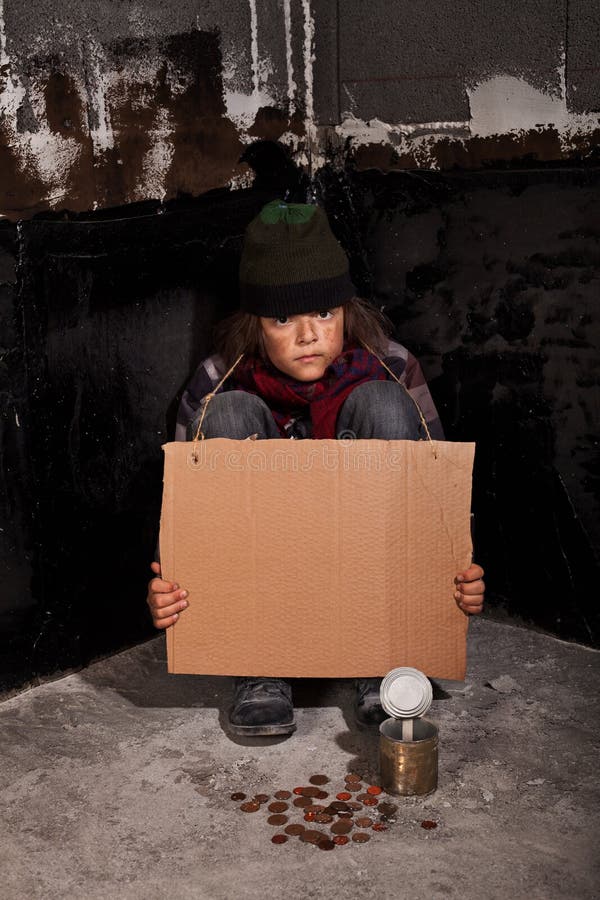 Niño pobre del mendigo en la calle con la muestra en blanco fotografía de archivo libre de regalías Niño pobre del mendigo en la calle con la muestra en blanco fotografía de archivo libre de regalías