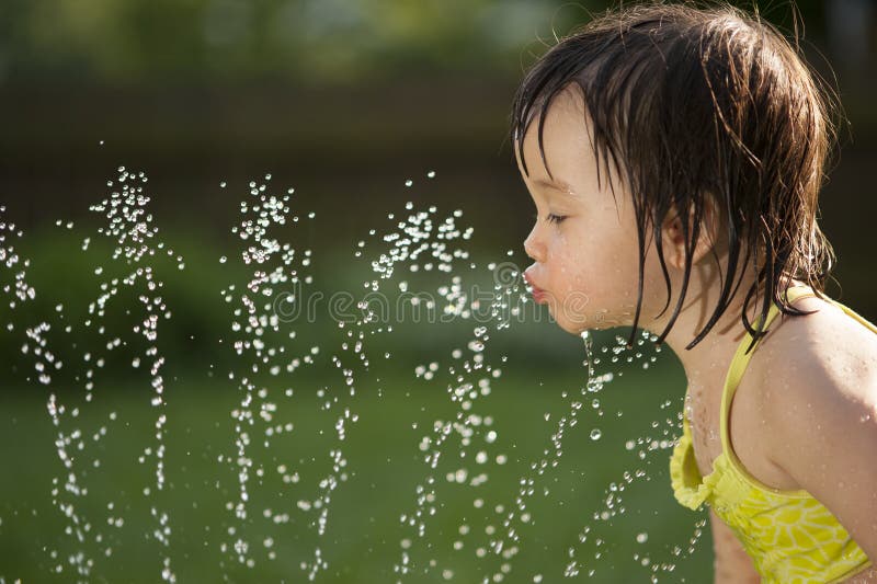 Niño que bebe de la fuente de agua imagenes de archivo