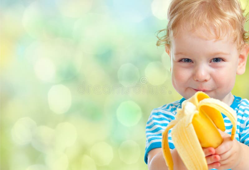 Niño que come el plátano imagen de archivo Niño que come el plátano imagen de archivo