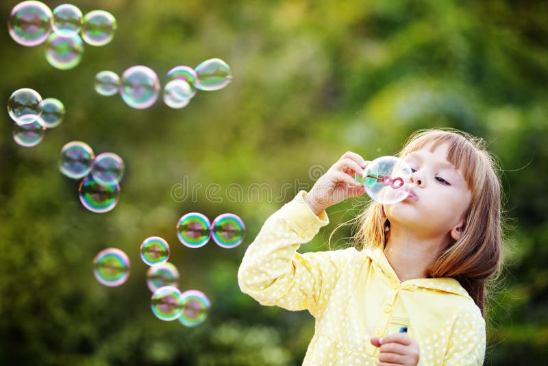 Niño que comienza burbujas de jabón