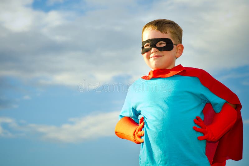 Niño que finge ser un super héroe fotografía de archivo libre de regalías Niño que finge ser un super héroe fotografía de archivo libre de regalías