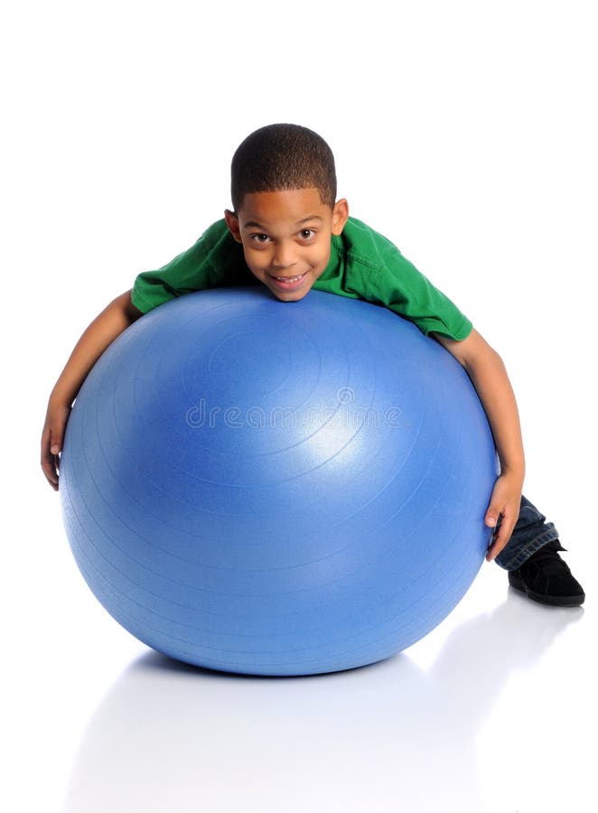 Niño que juega con la bola grande imagenes de archivo Niño que juega con la bola grande imagenes de archivo