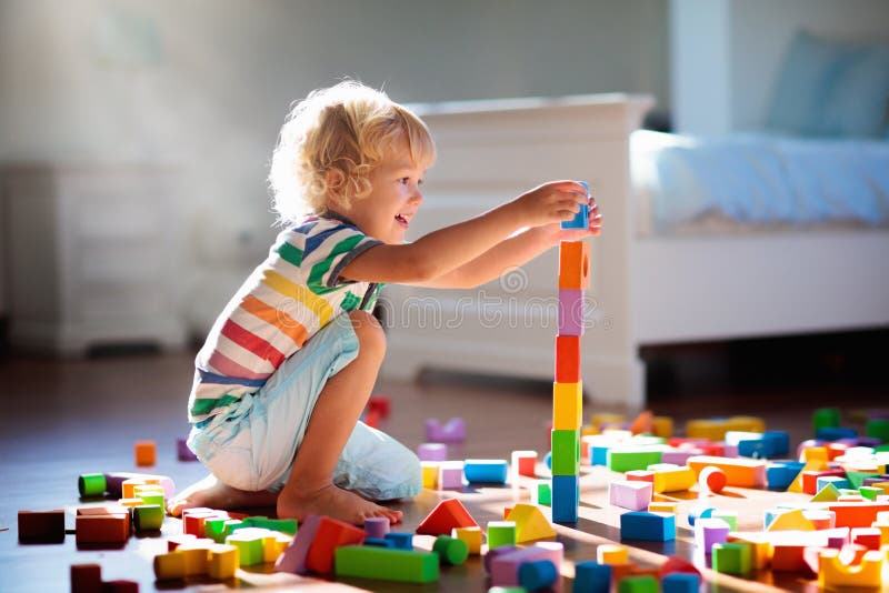 Niño Que Juega Con Los Bloques Coloridos Del Juguete Juego De Los Niños