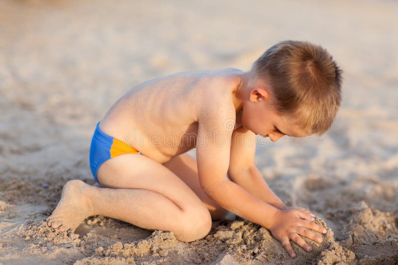 Niño que juega en la playa fotografía de archivo Niño que juega en la playa fotografía de archivo