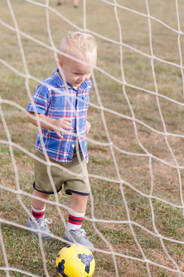 Niño que juega a fútbol fotografía de archivo Niño que juega a fútbol fotografía de archivo
