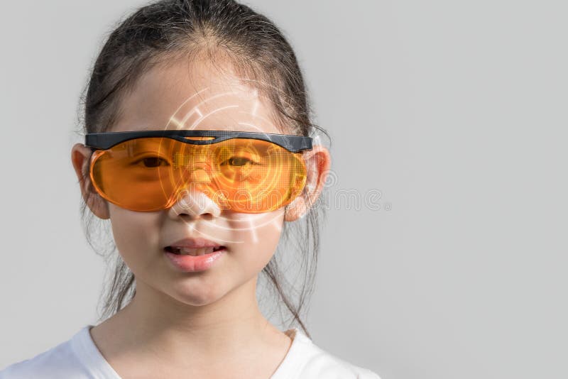 Niño que lleva el dispositivo elegante futurista de los vidrios que exhibe la información de Digitaces en concepto aumentado de l fotos de archivo Niño que lleva el dispositivo elegante futurista de los vidrios que exhibe la información de Digitaces en concepto aumentado de l fotos de archivo