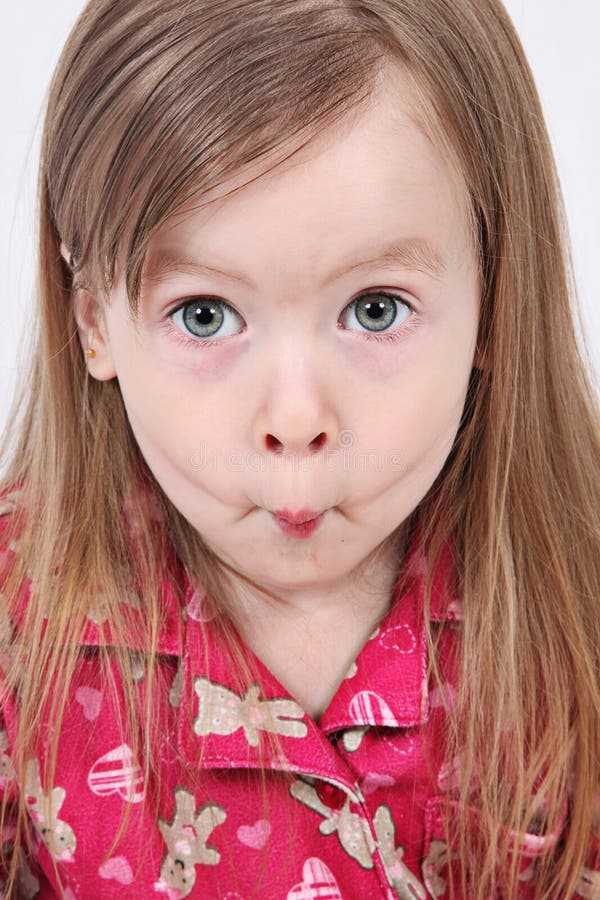 Niño que tira de la cara divertida fotos de archivo libres de regalías Niño que tira de la cara divertida fotos de archivo libres de regalías