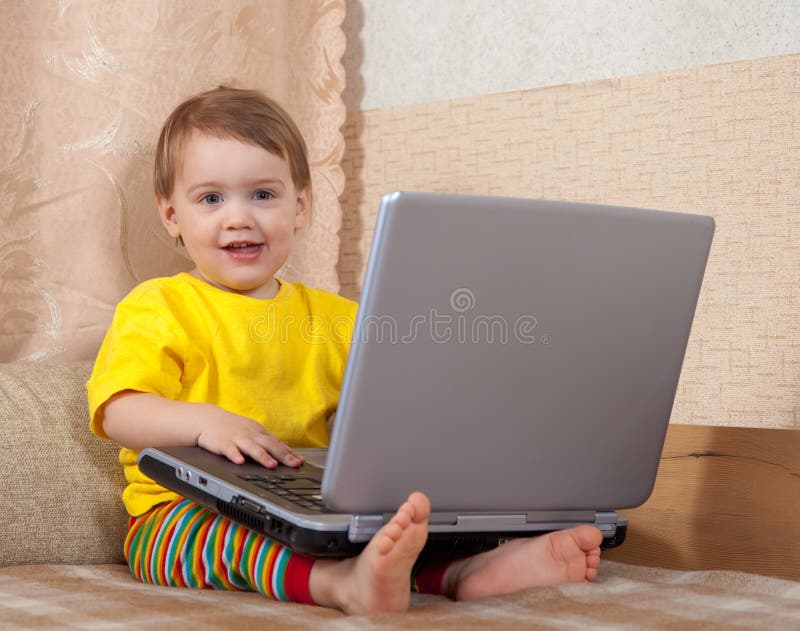 Niño que usa la computadora portátil imagen de archivo libre de regalías Niño que usa la computadora portátil imagen de archivo libre de regalías