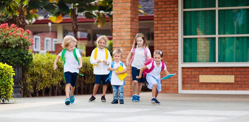 Niño que vuelve a la escuela. inicio del nuevo año escolar después de las vacaciones de verano. niñita con mochila y libros en la imagenes de archivo