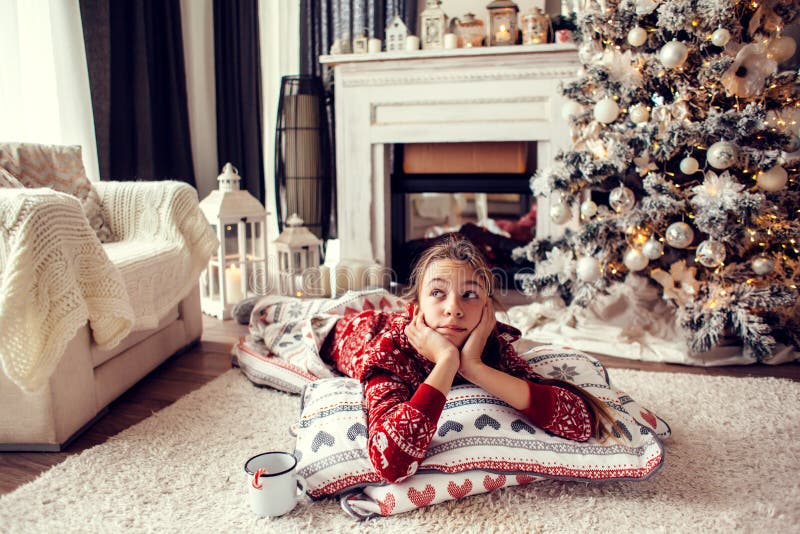 Niño relajado en casa con árbol de Navidad imágenes de archivo libres de regalías Niño relajado en casa con árbol de Navidad imágenes de archivo libres de regalías