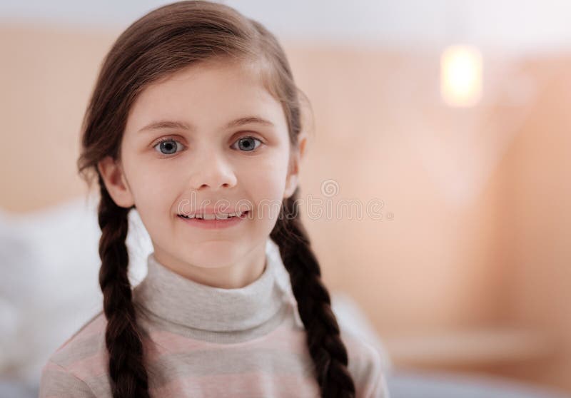 Niño sonriente agradable con los ojos grises grandes imagen de archivo Niño sonriente agradable con los ojos grises grandes imagen de archivo