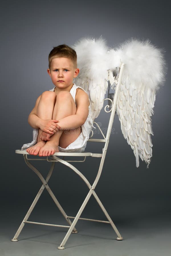 Niño triste del ángel imagenes de archivo Niño triste del ángel imagenes de archivo