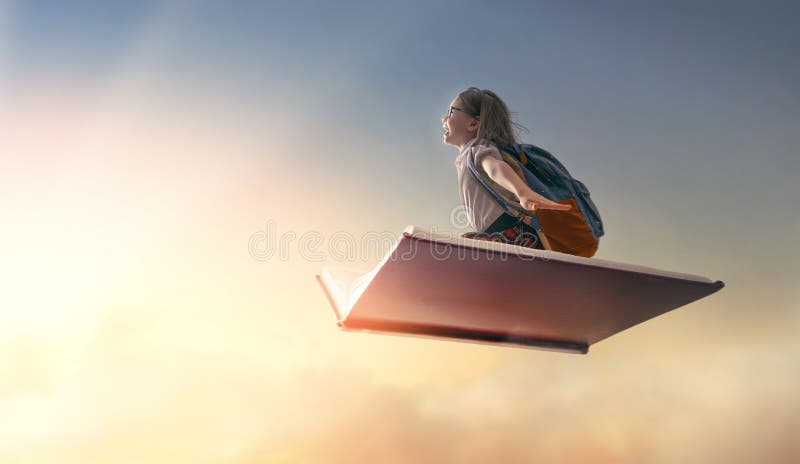 Niño volando en el libro