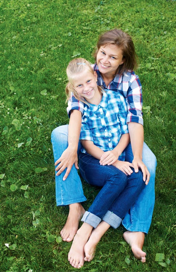 Niño y concepto feliz del padre - abrazo de la madre y de la hija fotos de archivo libres de regalías Niño y concepto feliz del padre - abrazo de la madre y de la hija fotos de archivo libres de regalías