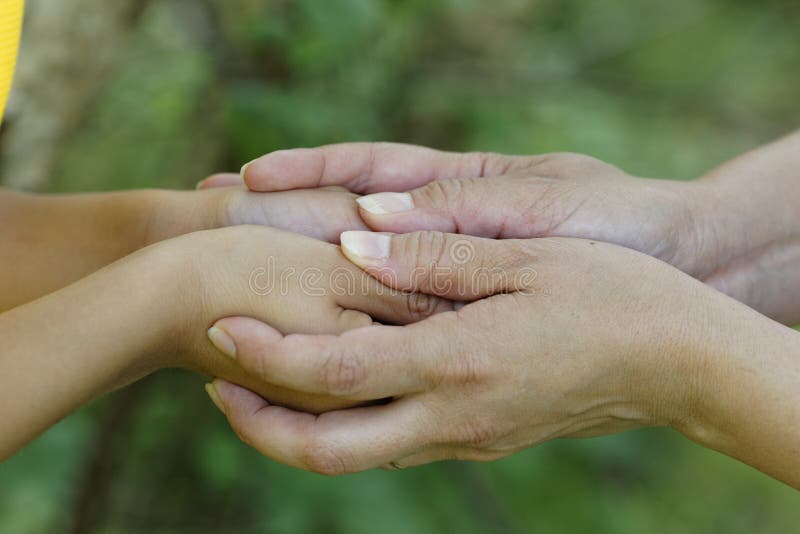 Niño y madre que celebran las manos imagen de archivo Niño y madre que celebran las manos imagen de archivo