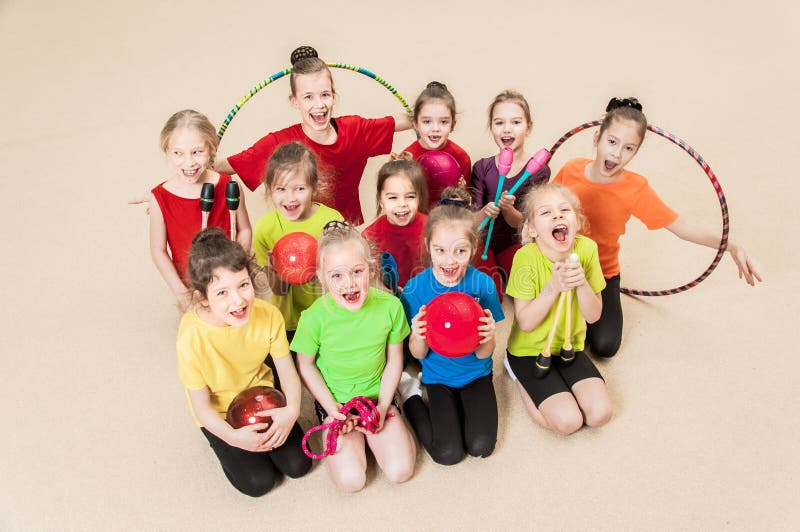 Niños activos felices en gimnasio imágenes de archivo libres de regalías Niños activos felices en gimnasio imágenes de archivo libres de regalías