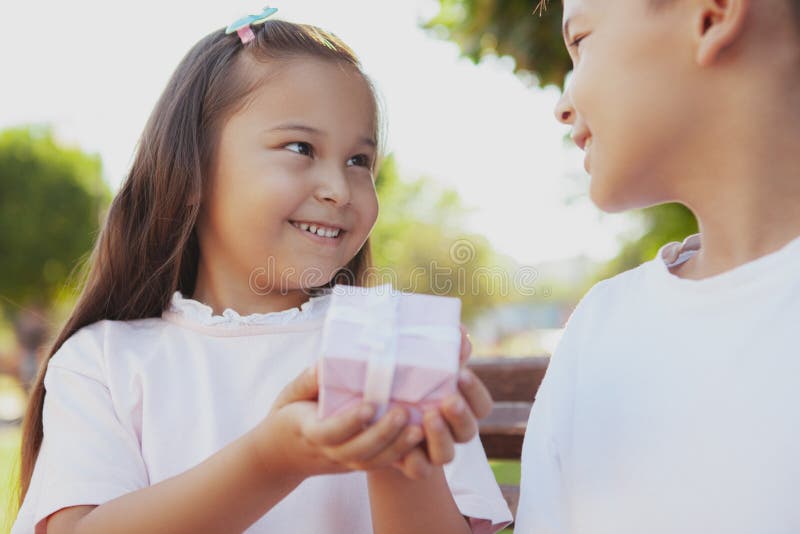 Niños adorables que disfrutan de día soleado caliente en el parque fotografía de archivo libre de regalías Niños adorables que disfrutan de día soleado caliente en el parque fotografía de archivo libre de regalías