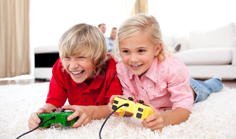 Niños adorables que juegan a los juegos video