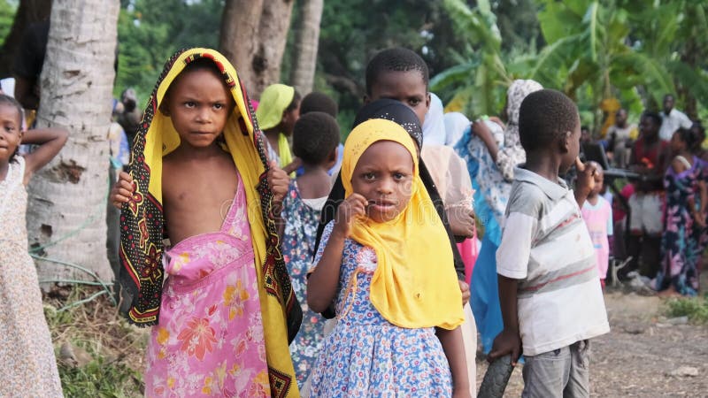 Niños africanos curiosos mirando a cámara en la aldea zanzíbar áfrica