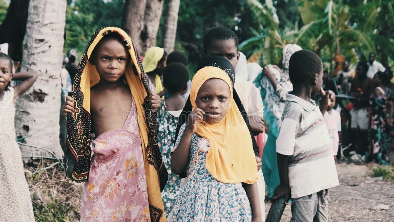 Niños africanos curiosos mirando a cámara en la aldea zanzíbar áfrica